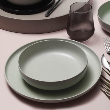 18-piece green porcelain dinner set