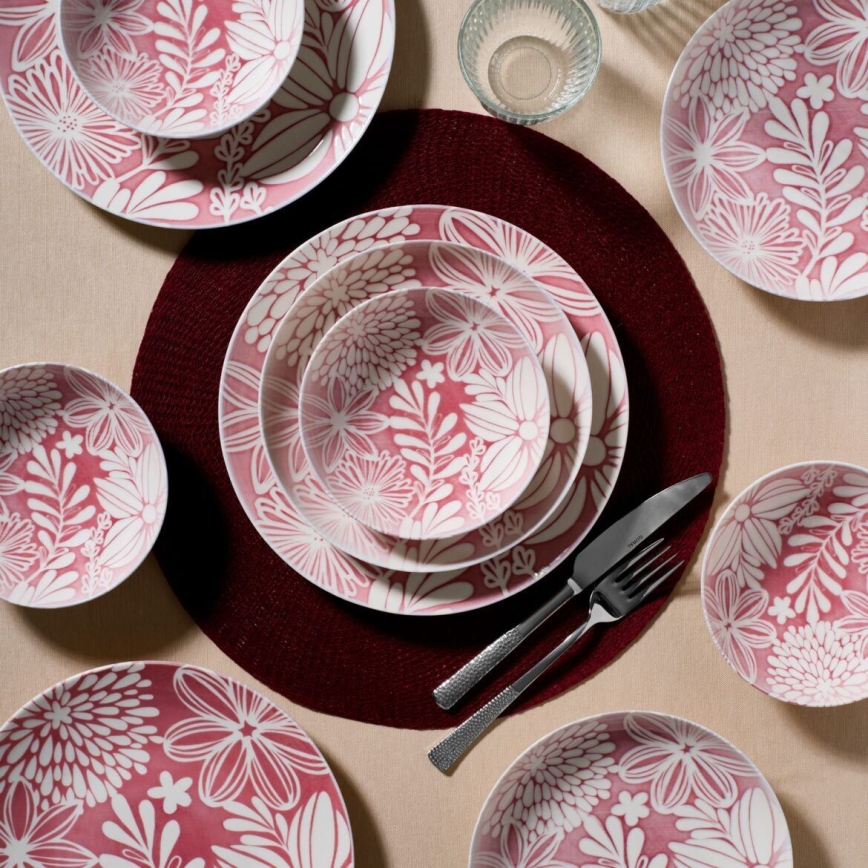 18-piece porcelain dinnerware set in red and white