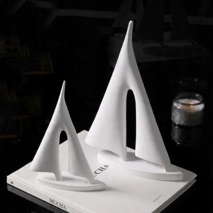 21 cm Resin Tabletop Decoration / White