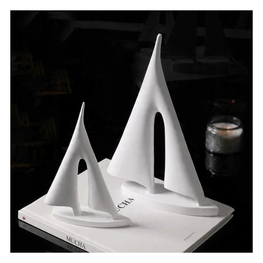 21 cm Resin Tabletop Decoration / White