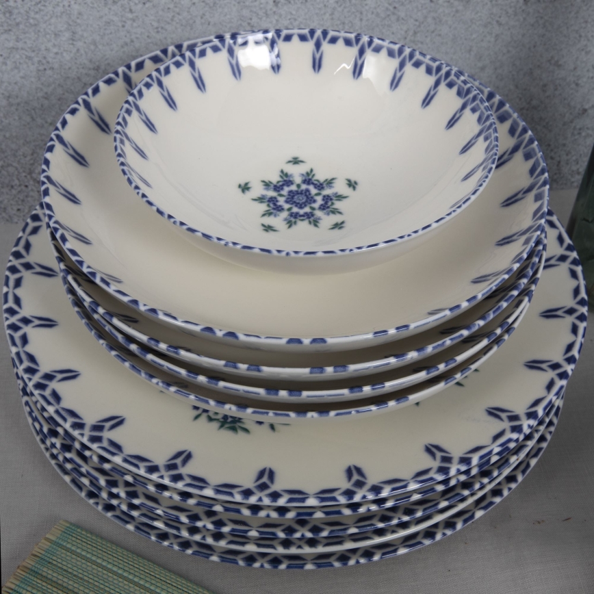 24-piece porcelain dinner set in white and blue