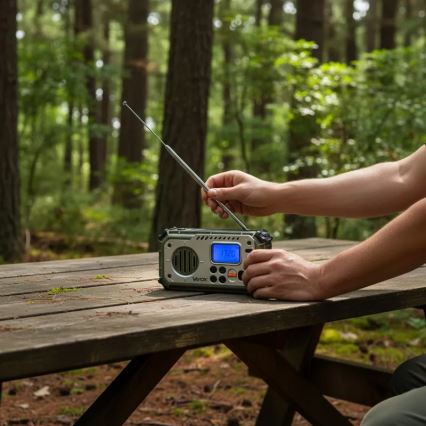 Camping radio with hand crank, solar panel and LED flashlight with power bank function, 5V / 3×AAA / 2000 mAh, IPX4, green