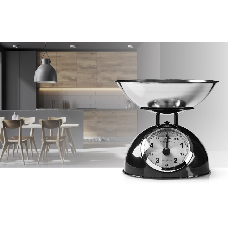 Retro kitchen scale with black bowl