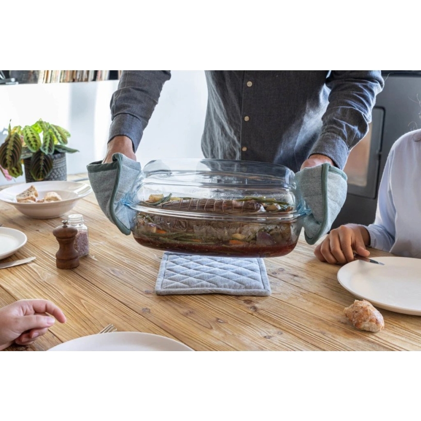 PYREX 6.7 L Baking Dish with Lid
