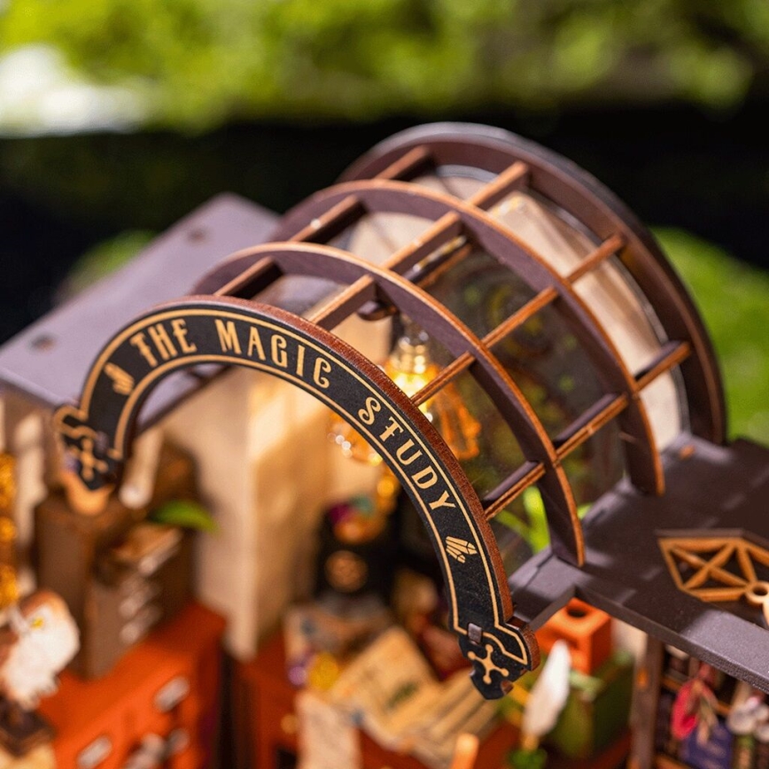 RoboTime - Miniature house Wizard's study 2xAAA