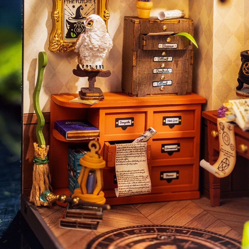 RoboTime - Miniature house Wizard's study 2xAAA