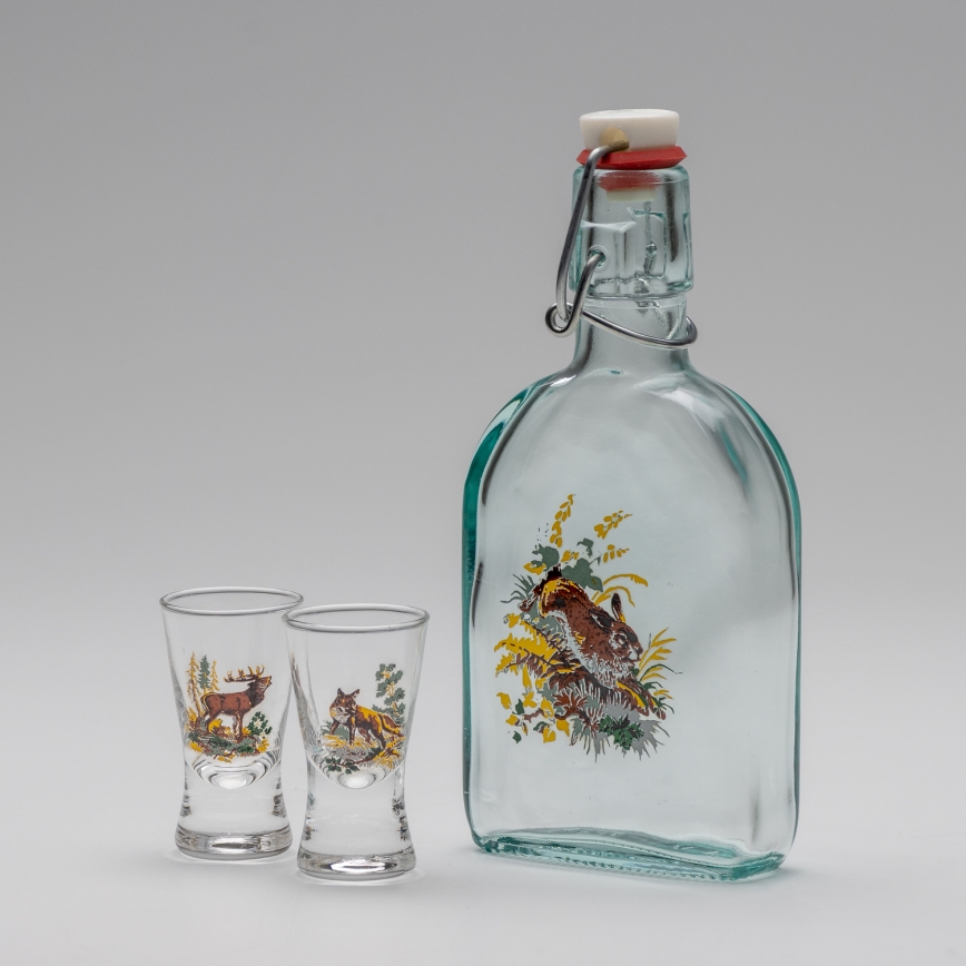 Set 1x glass bottle and 2x glass for shots clear with a hare motif