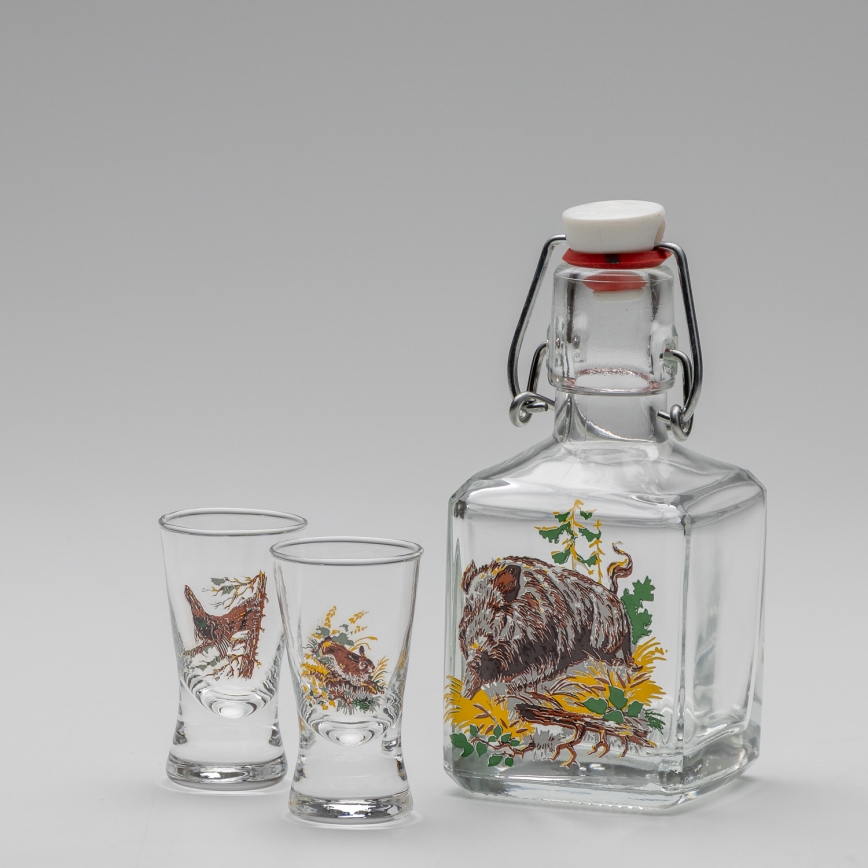 Set 1x glass bottle and 2x glass for shots clear with a wild boar motif
