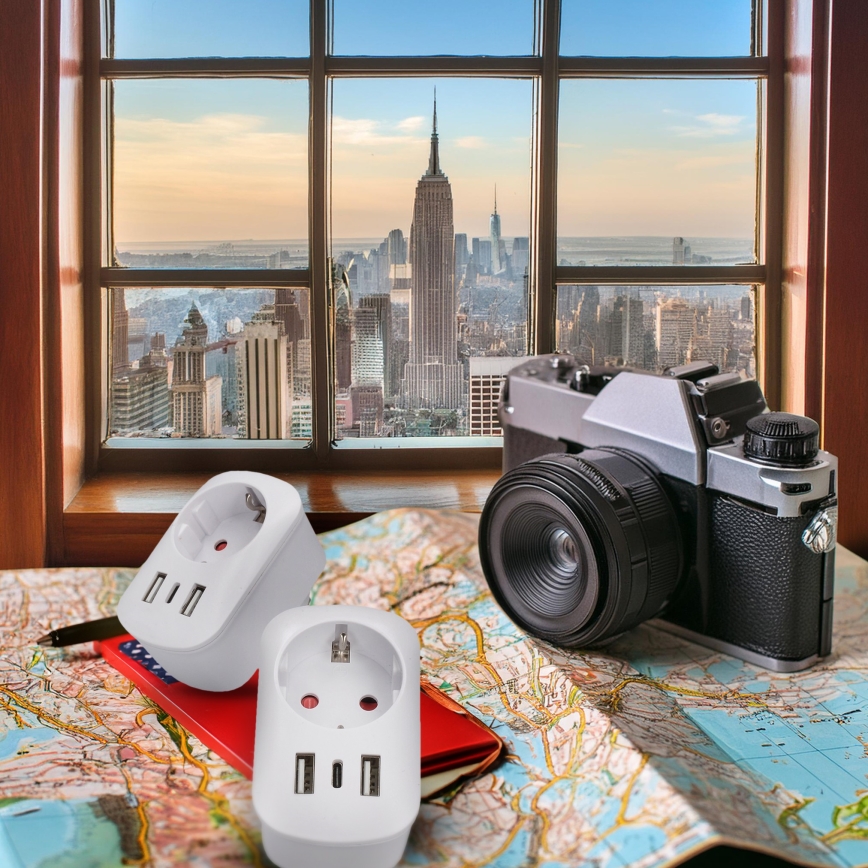 Travel adapter for USA 230V 2x USB-A + 1x USB-C