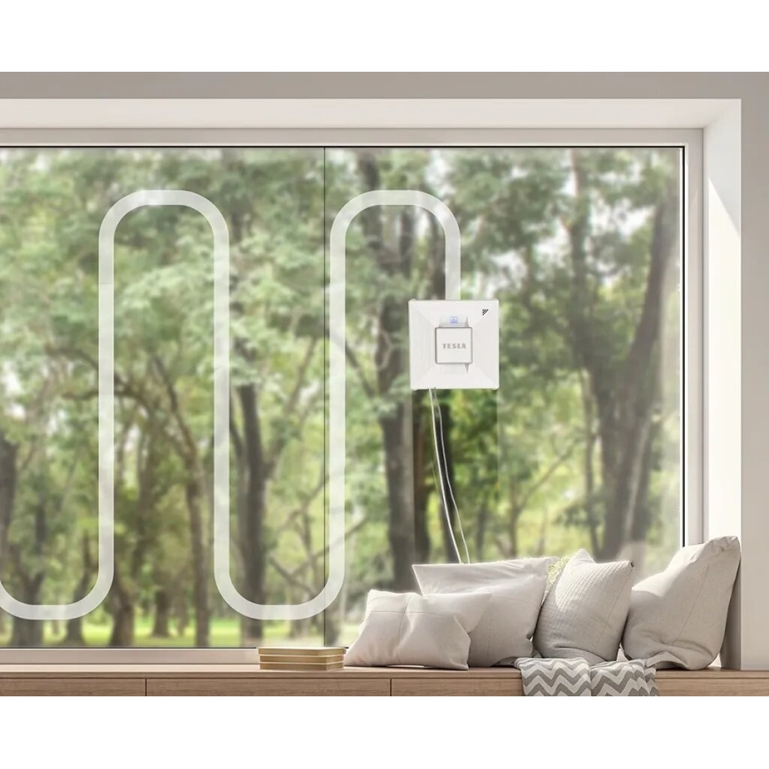 TESLA Electronics RoboStar - Smart window cleaner with water sprayer 72W/230V/650 mAh Wi-Fi + remote control
