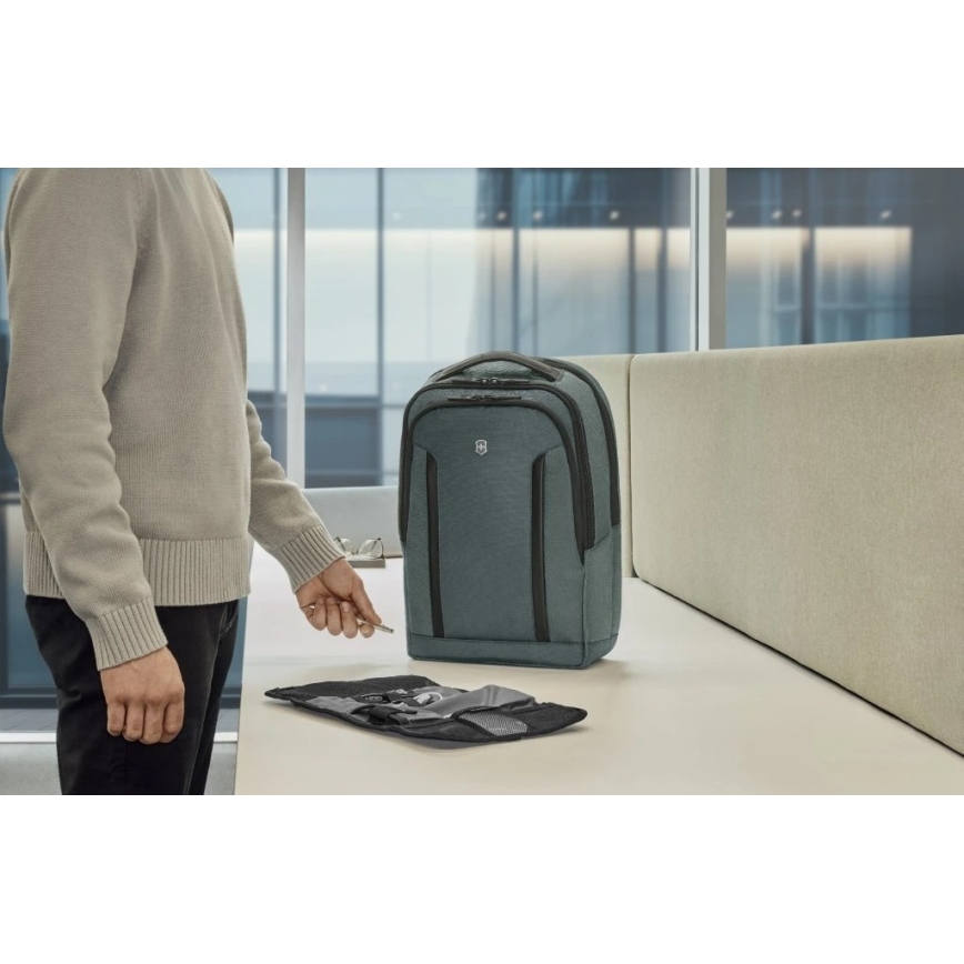 Victorinox - Laptop backpack 15" Altmont Professional Deluxe Travel 25 l green